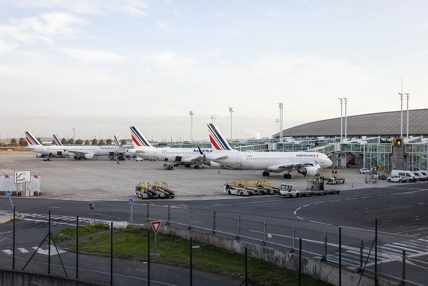 Avions Air France sur le tarmac du terminal 2 de Paris-Charles-de-Gaulle