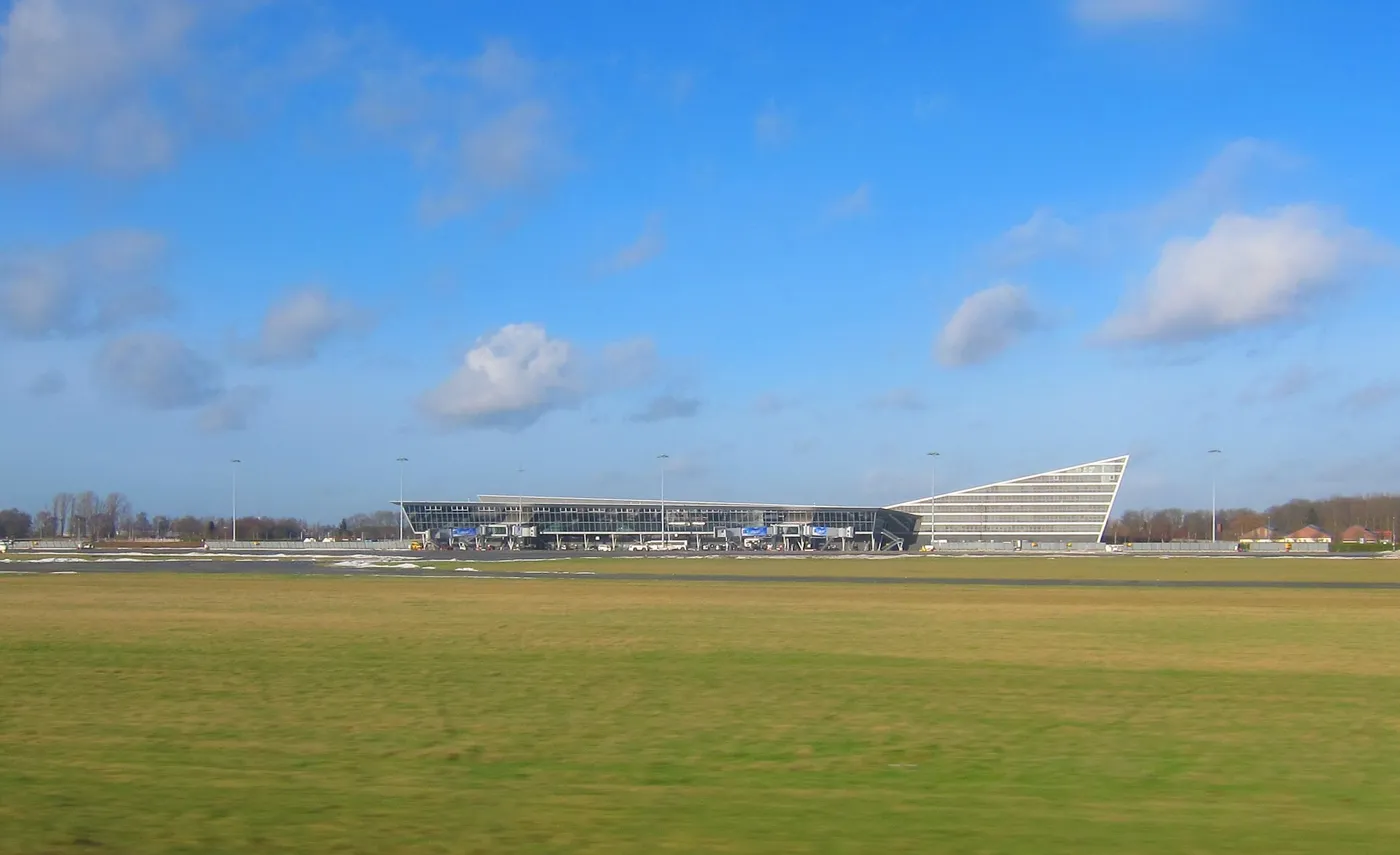 Terminal de l'aéroport de Lille-Lesquin vu depuis la piste